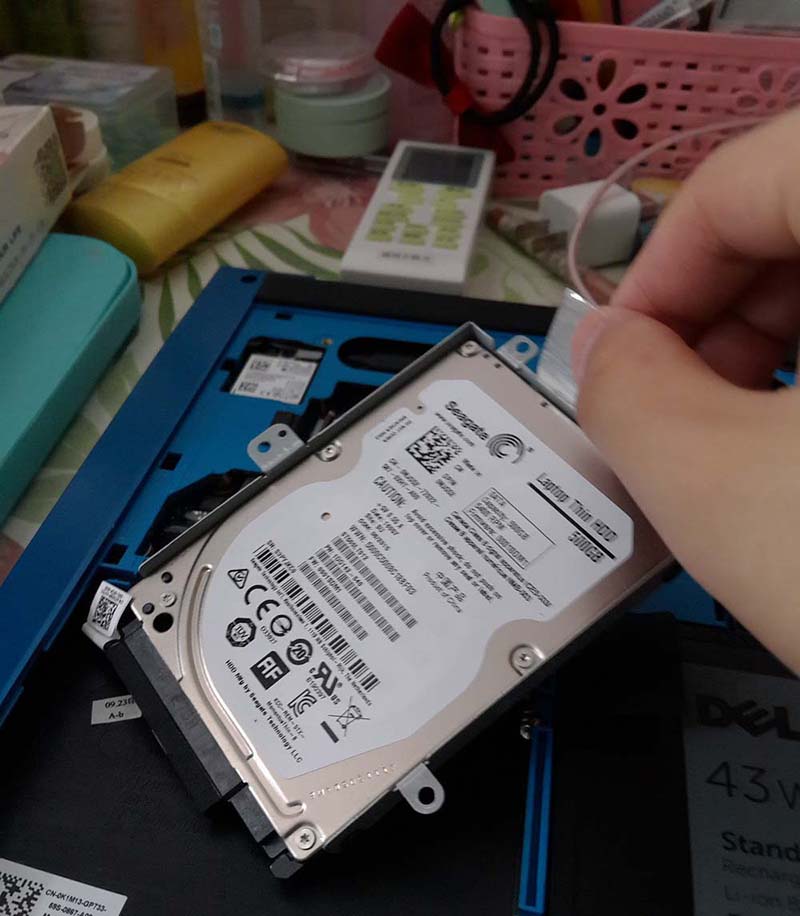 戴尔灵越5557笔记本怎拆机卸掉硬盘?