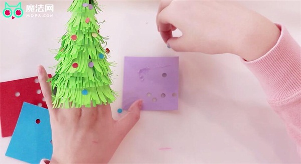 彩纸圣诞树手工制作教程