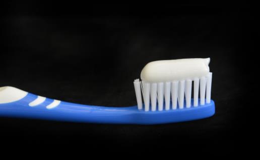 牙膏底部色条代表的化学成分 表示的含义是不同的