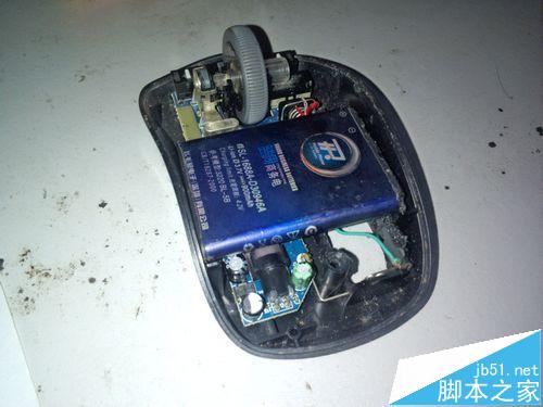 无线鼠标怎么拆卸安装充电电池?