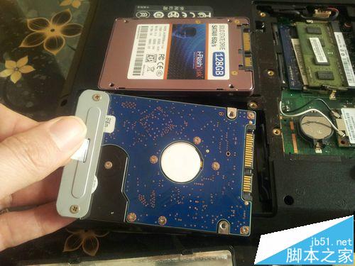 笔记本电脑怎么更换SSD并将光驱位改为机械硬盘位?