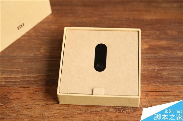 小米手环2开箱图赏 OLED显示屏黑如璞玉