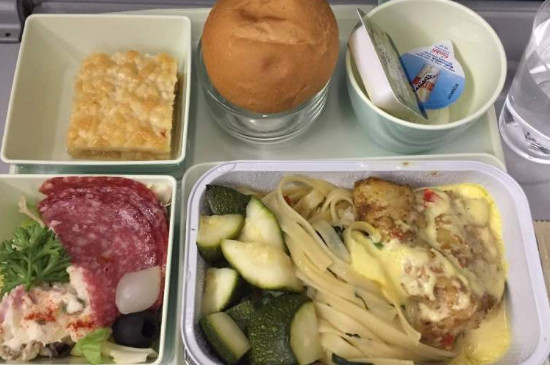 飞机上饮料和食物是免费的吗