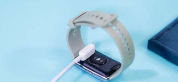 华为fit智能手表如何充电 华为手表fit充电方法