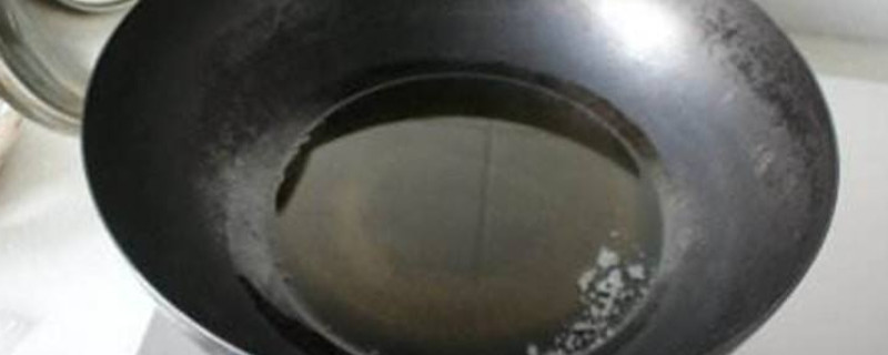 锅里有油能直接放水吗