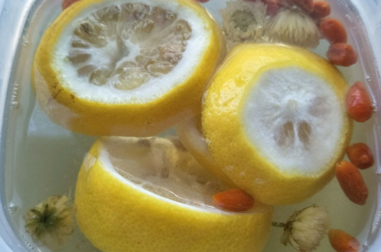 柠檬和菊花泡水的功效与禁忌