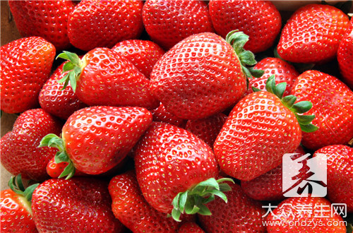 草莓可以用面粉洗吗