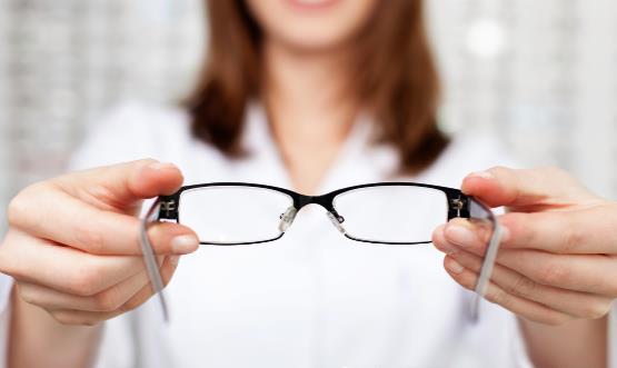 保养镜片的误区你犯了吗 正确保养眼镜镜片可延长使用寿命