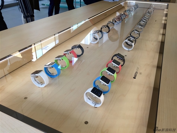 Apple Watch今日下午3点01分后开始预购开卖！美女店员帮你试戴