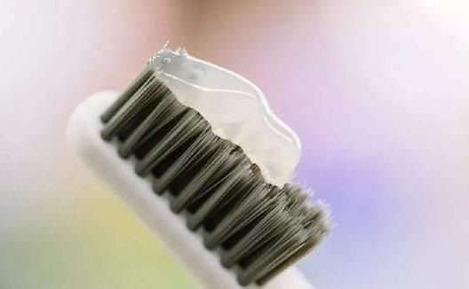 牙膏底部色条代表的化学成分 表示的含义是不同的
