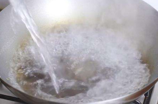 铁锅生锈粘锅怎么处理方法