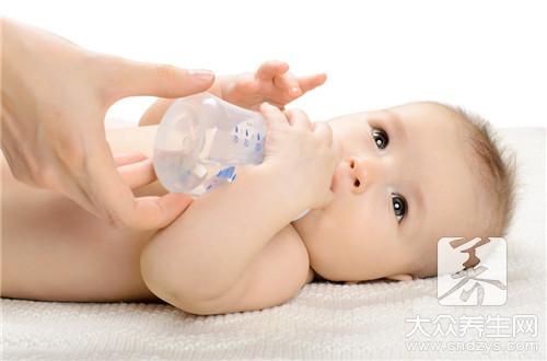 婴儿多大开始喝水？