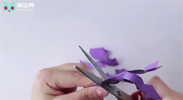 对称花朵剪纸教程