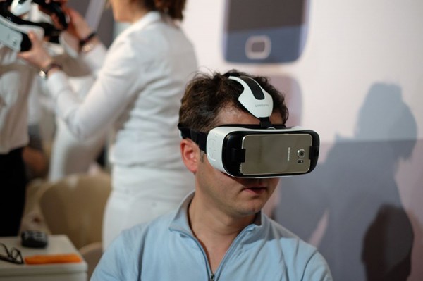 1400元  三星S6配套穿戴设备Gear VR上市