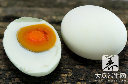 每天吃一个咸鸭蛋，连续吃一个月会发生什么？看完肠子都悔青了！