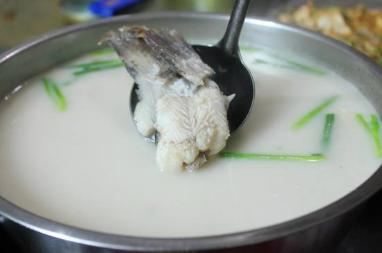 如何煮出奶白色的鱼汤