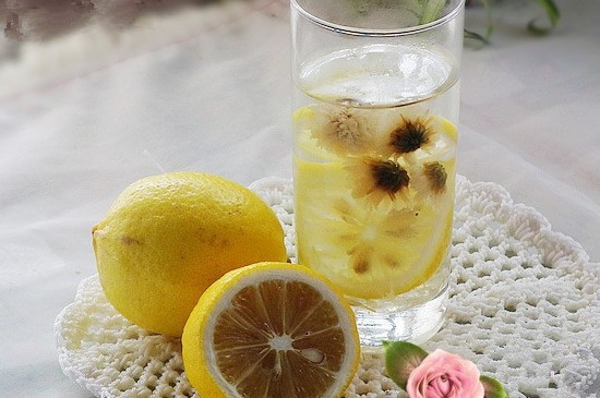 柠檬和菊花泡水的功效与禁忌