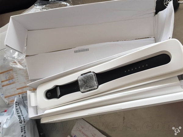 网友购买的Apple Watch到了 打开包装后手表已经碎裂
