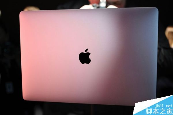 苹果全新Macbook Pro真机图赏和上手视频:触控屏逆天