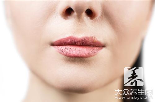 嘴唇发紫干裂是什么原因？