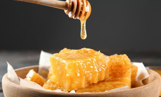 老人食用蜂蜜保健功效大 适合老年人食用的蜂蜜菜谱