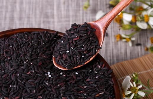 黑色食物可以补肾 常吃黑米补肾养身延缓衰老