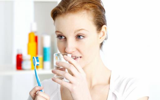 错误刷牙方法反而会伤牙 刷牙的正确方法
