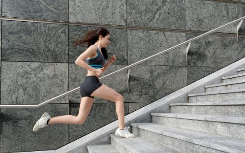 爬楼梯是否会伤关节 合理爬楼梯爬山需做好热身运动