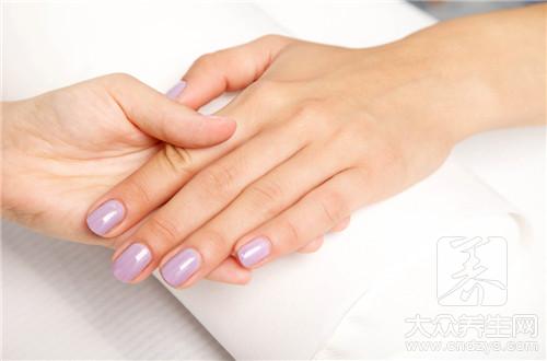 手指甲出现白色斑点是什么原因造成的？