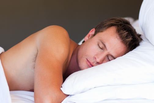 长期裸睡对便秘有缓解 裸睡好处多但要注意睡眠环境
