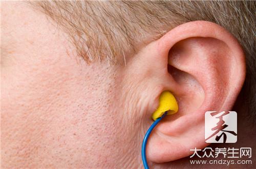 打嗝耳朵疼是中耳炎吗？