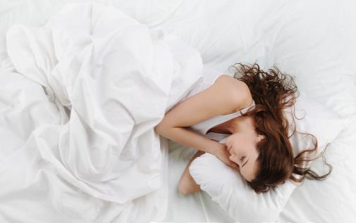 长期裸睡对便秘有缓解 裸睡好处多但要注意睡眠环境