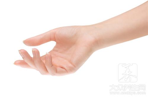 手指关节处皮肤增厚痒怎么办呢？