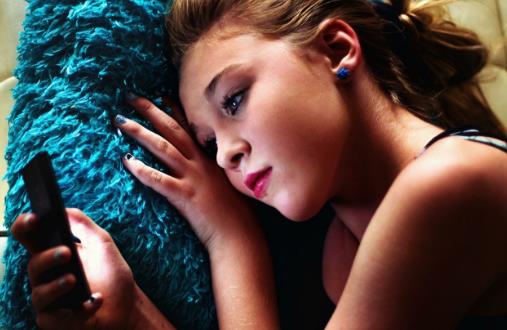 躺在床上玩手机的弊端 易引起颈椎病影响正常工作