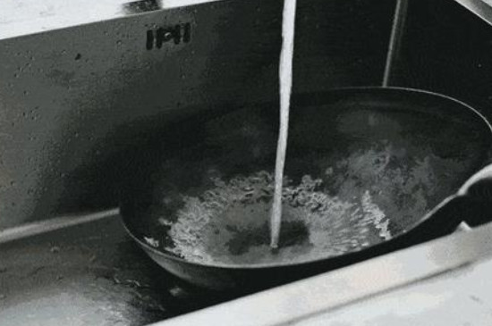 铸铁锅的正确开锅方法