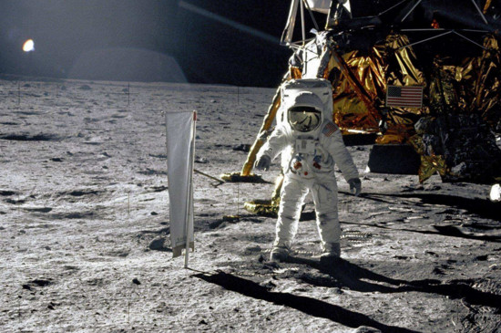 第一位登上月球的地球人是谁