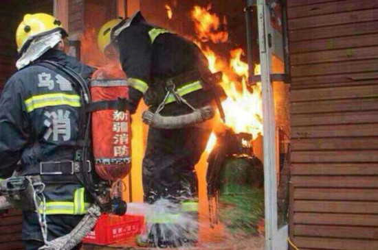 煤气瓶着火要用什么捂盖灭火
