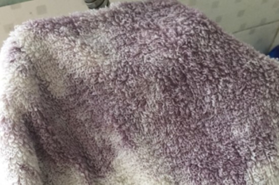 毛巾为何会变成紫色