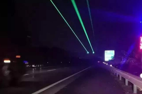 高速上的绿色激光灯是干嘛的