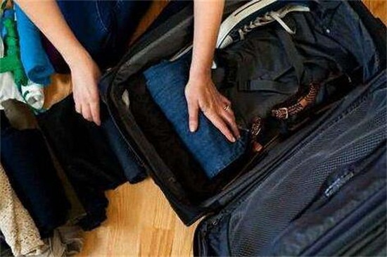 行李箱里面被衣服卡住了怎么办